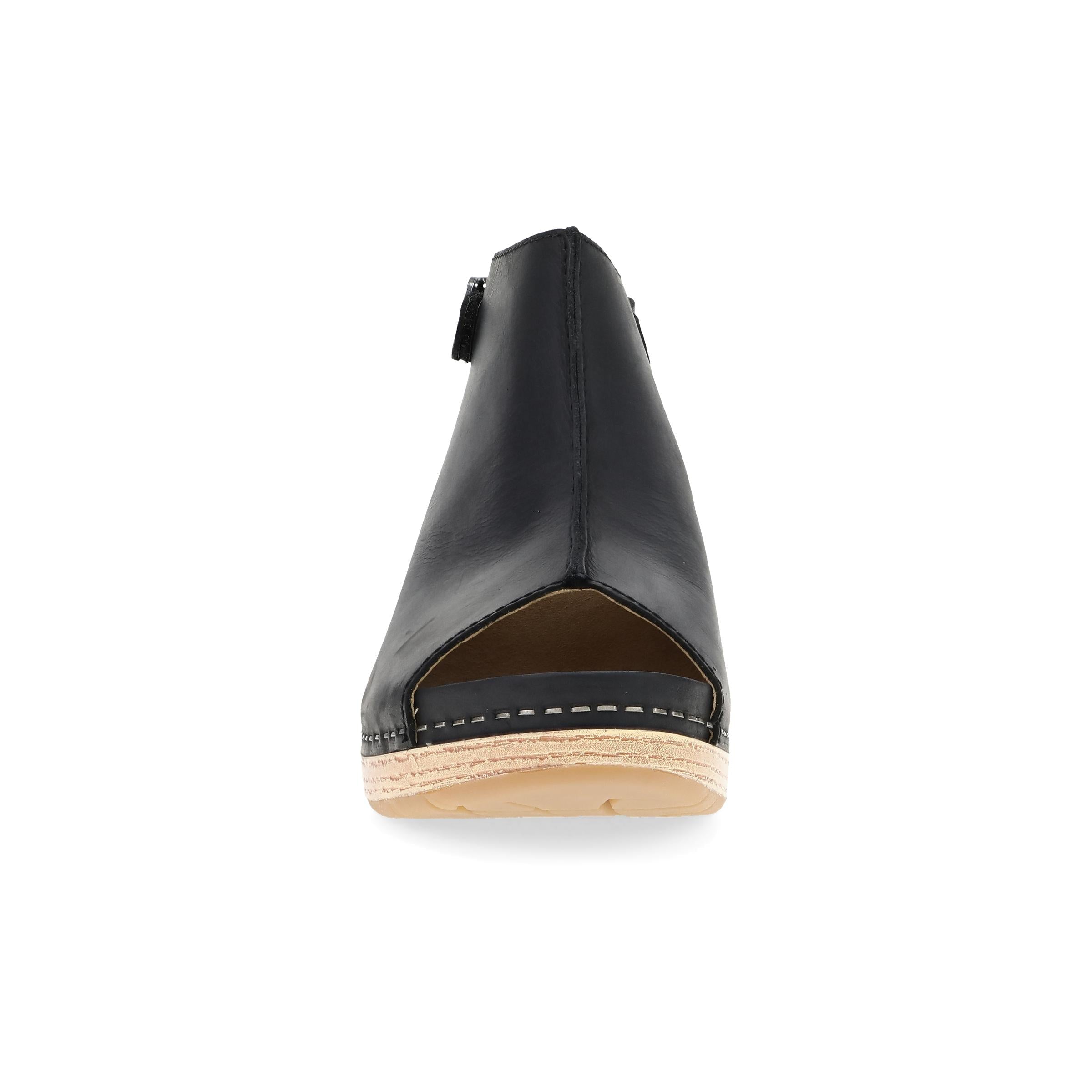 Lizzy Black Oiled Pull Up