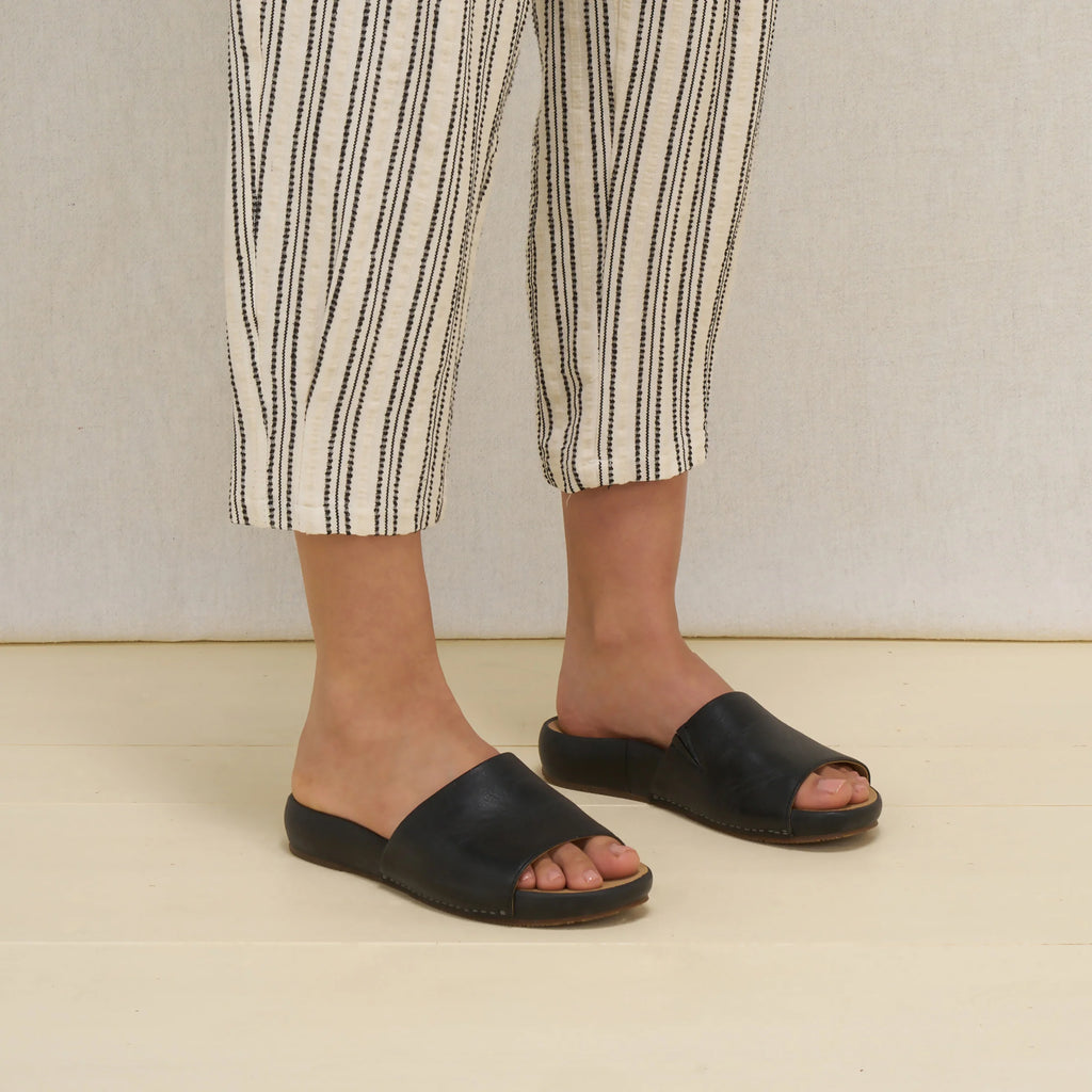 Dansko Twyla Black Leather Sandal