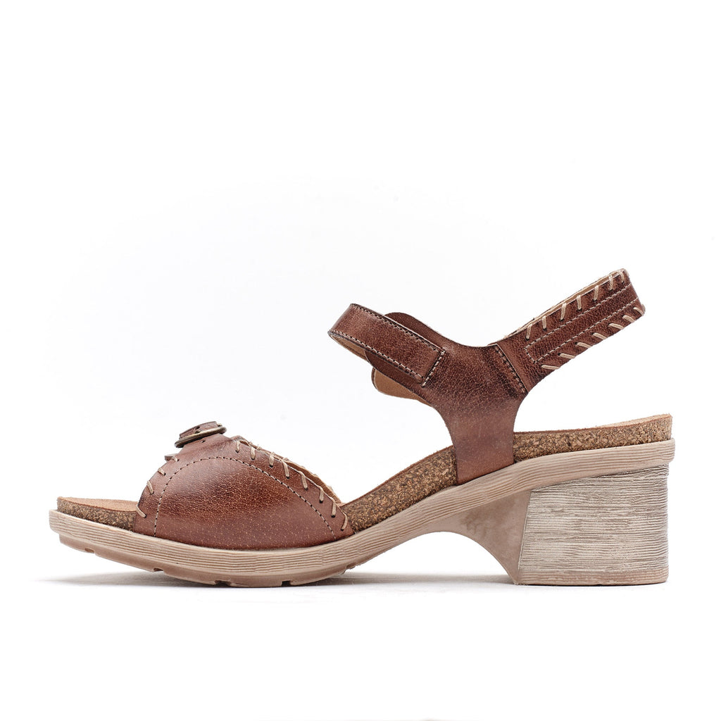Dromedaris Sandy Leather Adjustable Sandals
